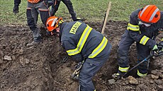 Hasi�i vyprostili pejska, který u pole v Krom��í�i zalezl do betonového potrubí...