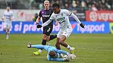 Slávistický branká� Jind�ich Stan�k zasahuje proti karvinskému úto�níkovi...