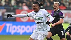 Karvinský Lucky Ezeh se dere do zakon�ení v utkání proti Slavii.