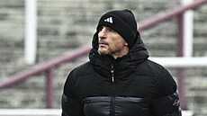 Nový kou� fotbalové Dukly Pavel �ustr sleduje sv�j tým p�i utkání se Zlínem.