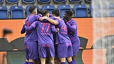 Fotbalisté Bohemians se radují z gólu na h�i�ti Slovácka.