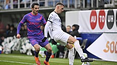 Milan Havel z Bohemians dobíhá Andreje Stoj�evského ze Slovácka.