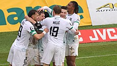 Radost fotbalist� Karviné z vyrovnávacího gólu proti Slavii.