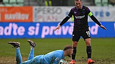 Slávistický branká� Jind�ich Stan�k dr�í mí�, stojí nad ním kapitán Jan Bo�il.