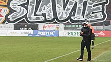 Slávistický trenér Jind�ich Trpi�ovský povzbuzuje své mu�stvo p�i utkání v...