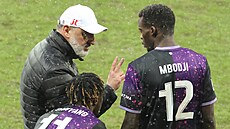 Slávistický kou� Jind�ich Trpi�ovský udílí pokyny st�ídajícím hrá��m.