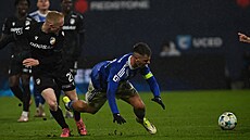 Olomoucký úto�ník Antonín R�sek padá k zemi po souboji s plze�ským obráncem...