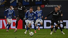 Olomoucký Jáchym �íp pelá�í za mí�em v utkání s Viktorií Plze�.