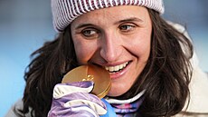 Francouzská biatlonistka Julia Simonová se svojí zlatou medailí ze závodu na 15...