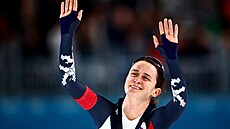 Martina Sáblíková aplaudujícímu publiku. (12. února 2026)