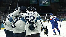 Fin�tí hokejisté slavící první gól v utkání proti Slovensku. (11. února 2026)