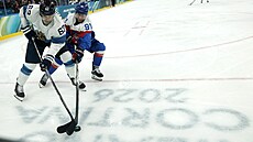 Úto�níci Artturi Lehkonen a Matú� Suke� bojují o puk v utkání  Finsko vs....