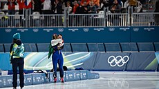 Martina Sáblíková v objetí s vít�zkou Francescou Lollobrigidovou z Itálie. (12....