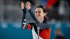 D�kující Martina Sáblíková po dokon�ení závodu na 5000 metr�. (12. února 2026)