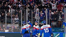 Sloven�tí hrá�i a v pozadí fanou�ci slavící gól Juraje Slafkovského. (11. února...