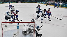 Slovenský úto�ník Juraj Slafkovský mí�í na finskou branku. (11. února 2026)