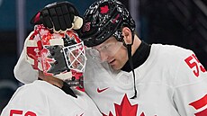 Kanadský branká� Jordan Binnington a obránce Colton Parayko po vyhraném zápase...