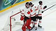 Jordan Binnington, Colton Parayko a Mark Stone slavící kanadské vít�zství nad...