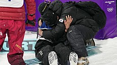 Choi Ga-onová slavící úsp�nou jízdu se svým týmem. (12. února 2026)