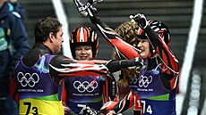 Sá�ka�ky Selina Egleová a Lara Michaela Kippová z Rakouska. (12. února 2026)