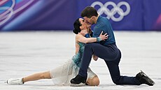 Ital�tí krasobrusla�i Charlene Guignardová a Marco Fabbri zachyceni p�i dojetí...