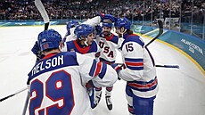 Ameri�ané slavící vst�elený gól v utkání s Loty�skem. (12. února 2026)