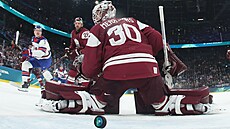 St�ela Bradyho Tkachuka procházející loty�skou brankou. (12. února 2026)