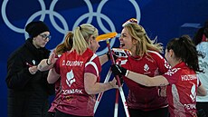 Dánský curlingový tým slavící výhru nad Japonkami. (12. února 2026)