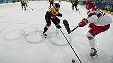 Dán Nick Olesen a N�mec Fabio Wagner v zájemném souboji. (12. února 2026)