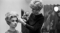 P�ehlídka módních ú�es� v Praze v roce 1967.