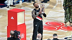 Damian Lillard z Portlandu pózuje s trofejí za vít�zství v sout�i ve st�elb�...