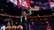 Damian Lillard z Portlandu b�hem sout�e ve st�elb� trojek p�ed Utkáním hv�zd...