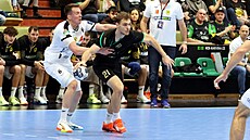 Karvinský Patrik Fulnek se sna�í dostat ze sev�ení Mártona Vargy  z...