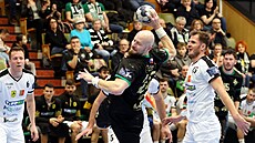 Pivot karvinských házenká�� Jan U�ek se protla�il ke st�ele.