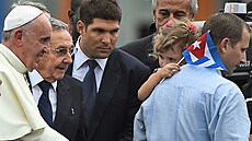 Pape� Franti�ek, bývalý kubánský v�dce Raúl Castro a jeho vnuk Raúlito (zleva,...