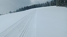 Rolba m�styse Frymburk od úterního rána upravuje trasy na loukách. (17. února...