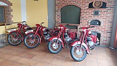 Zlod�j nebo zlod�ji ukradli �est �ervených motocykl� vyrobených v 50. a 60....