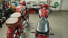 Zlod�j nebo zlod�ji ukradli �est �ervených motocykl� vyrobených v 50. a 60....