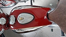 Zlod�j nebo zlod�ji ukradli �est �ervených motocykl� vyrobených v 50. a 60....