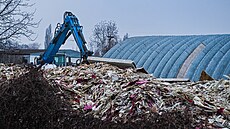 Z nelegální skládky v brn�nských Horních Her�picích za�ala najatá firma odvá�et...