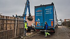 Z nelegální skládky v brn�nských Horních Her�picích za�ala najatá firma odvá�et...