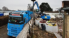 Z nelegální skládky v brn�nských Horních Her�picích za�ala najatá firma odvá�et...