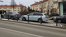 Od parkování na chodníku neodradí mnohé �idi�e v Brn� ani instalované sloupky.
