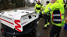 Cestá�i pod hlavi�kou �editelství silnic a dálnic vyu�ívají k oprav� výtluk�...