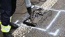 Cestá�i pod hlavi�kou �editelství silnic a dálnic vyu�ívají k oprav� výtluk�...