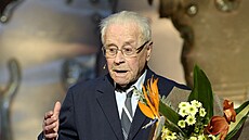 Otto �imko p�evzal v pra�ském Národním divadle Cenu Pam�ti národa. (17....