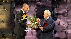 Otto �imko p�evzal v pra�ském Národním divadle Cenu Pam�ti národa. (17....