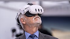 Prezident Petr Pavel s man�elkou Evou Pavlovou b�hem své náv�t�vy Prahy...