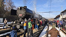 Mikulá�ský vlak s parní lokomotivou p�ezdívanou N�mka projel Malou Hanou. (29....