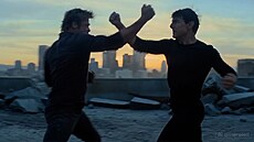 AI video ukazuje souboj Brada Pitta a Toma Cruise.